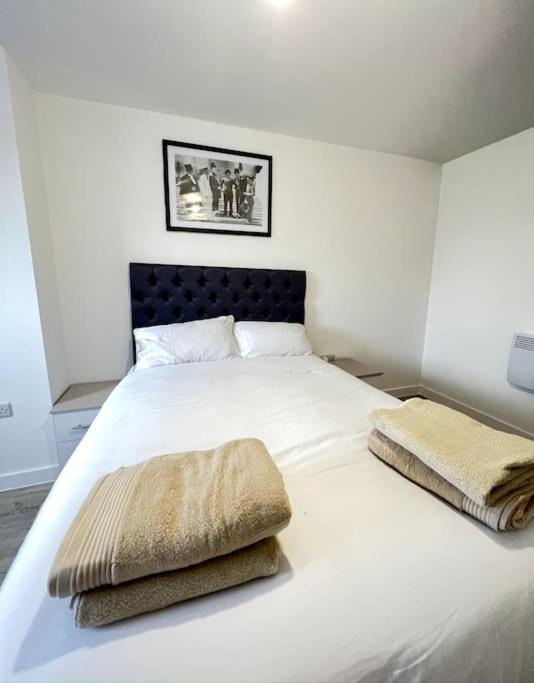 Luxurious City View Apartment In Salford Манчестер Экстерьер фото