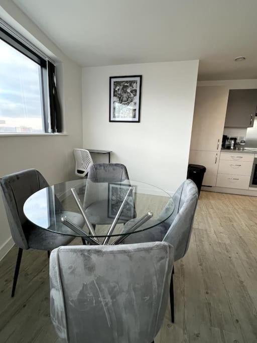 Luxurious City View Apartment In Salford Манчестер Экстерьер фото